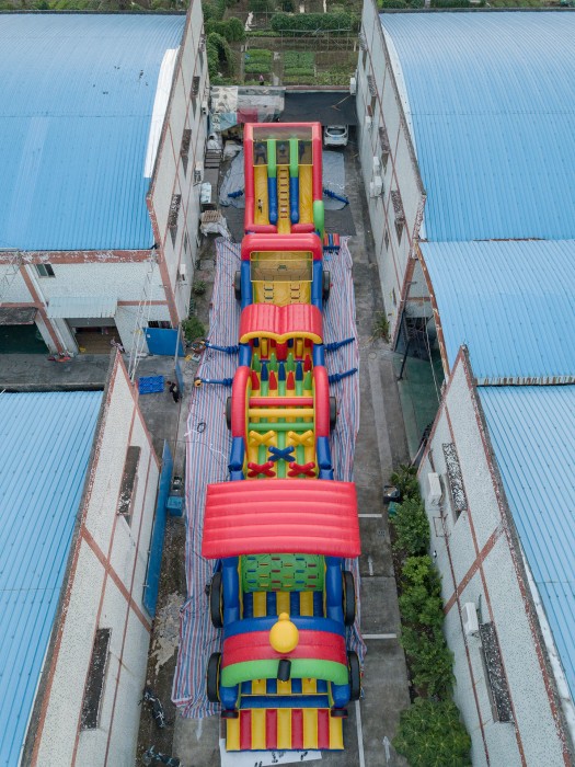 Надувная полоса препятствий "Паровозик" всесезонная размер 32*5*4,5 м