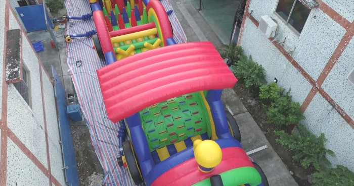 Надувная полоса препятствий "Паровозик" всесезонная размер 32*5*4,5 м