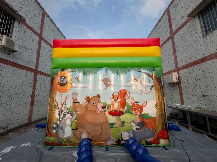 Надувная полоса препятствий "Паровозик" всесезонная размер 32*5*4,5 м