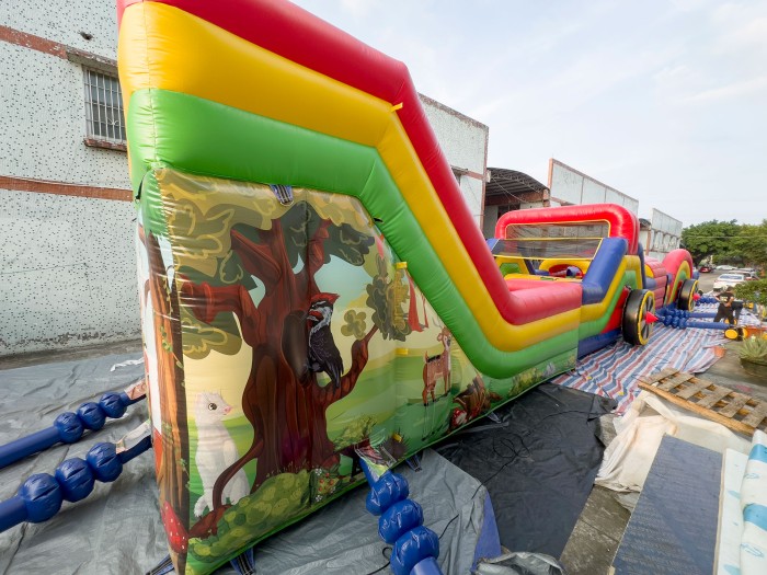 Надувная полоса препятствий "Паровозик" всесезонная размер 32*5*4,5 м