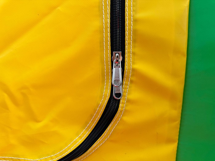 Надувная полоса препятствий "Паровозик" всесезонная размер 32*5*4,5 м