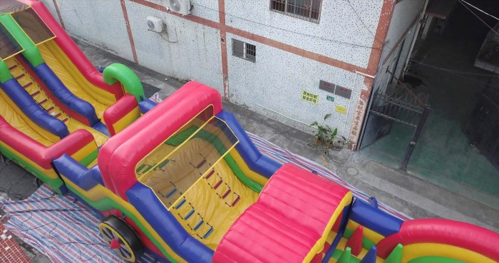 Надувная полоса препятствий "Паровозик" всесезонная размер 32*5*4,5 м