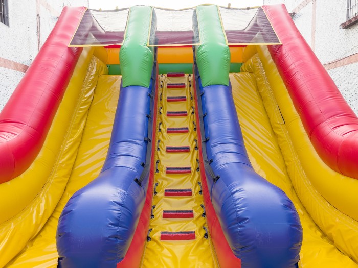 Надувная полоса препятствий "Паровозик" всесезонная размер 32*5*4,5 м