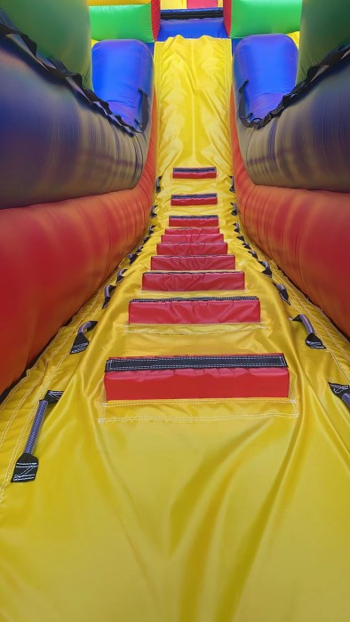 Надувная полоса препятствий "Паровозик" всесезонная размер 32*5*4,5 м