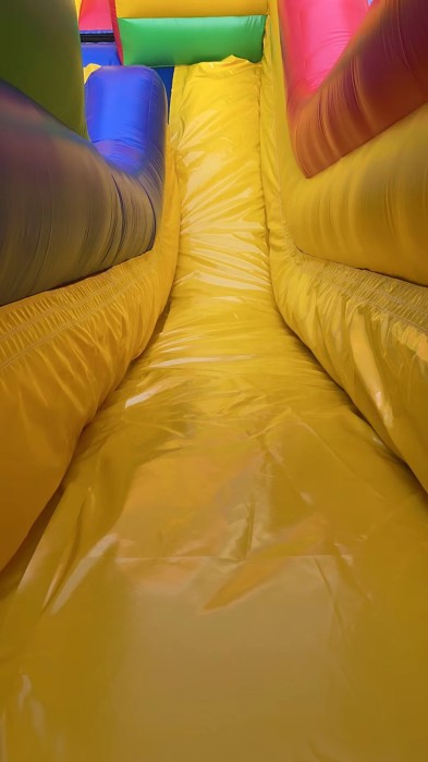 Надувная полоса препятствий "Паровозик" всесезонная размер 32*5*4,5 м