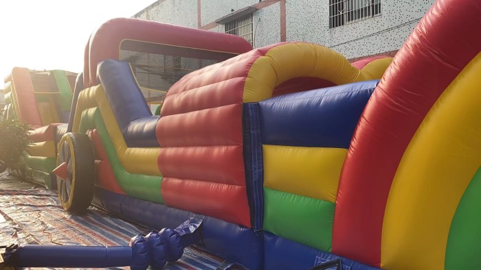 Надувная полоса препятствий "Паровозик" всесезонная размер 32*5*4,5 м