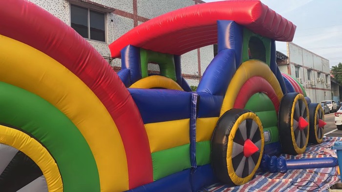 Надувная полоса препятствий "Паровозик" всесезонная размер 32*5*4,5 м