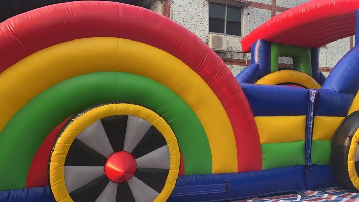 Надувная полоса препятствий "Паровозик" всесезонная размер 32*5*4,5 м