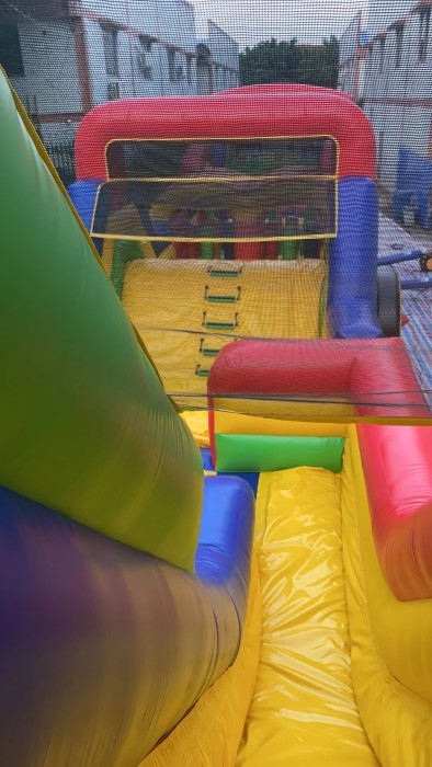 Надувная полоса препятствий "Паровозик" всесезонная размер 32*5*4,5 м