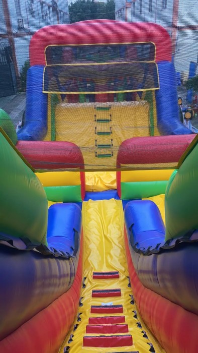 Надувная полоса препятствий "Паровозик" всесезонная размер 32*5*4,5 м