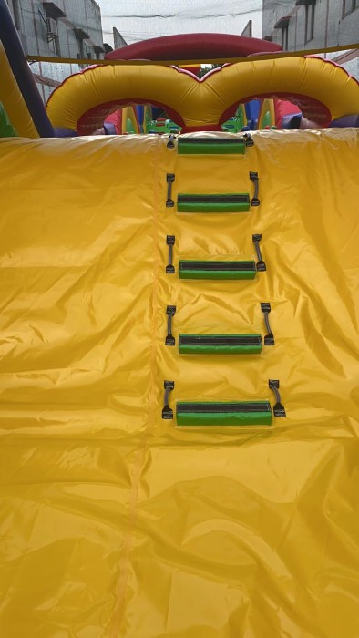 Надувная полоса препятствий "Паровозик" всесезонная размер 32*5*4,5 м